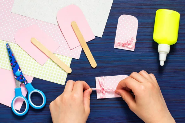 Çocuk yaz kartı dondurma ile yapar. Adım 6 