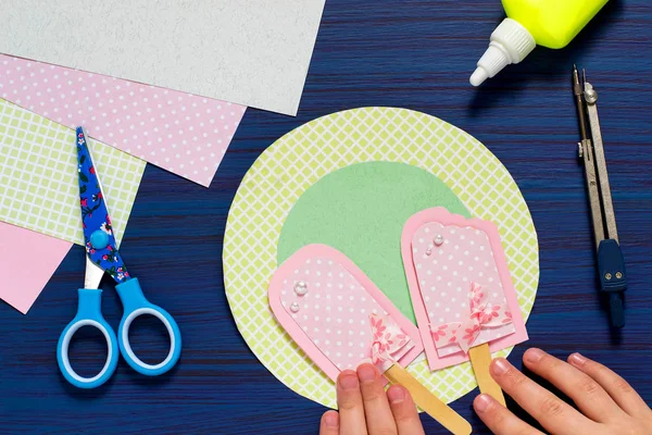 Çocuk yaz kartı dondurma ile yapar. Adım 8 