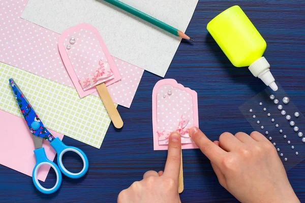 Çocuk yaz kartı dondurma ile yapar. Adım 7 