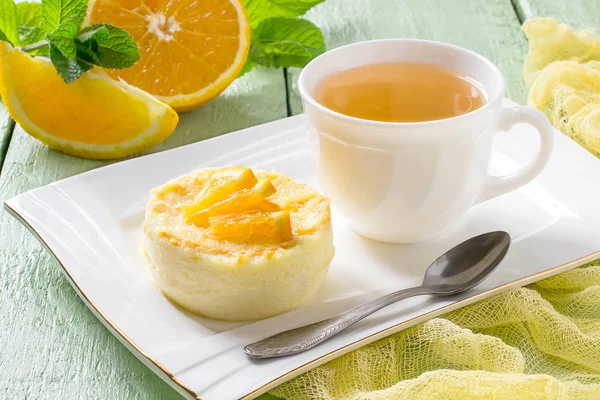 Λεπτή πορτοκαλί επιδόρπιο και τσάι σε ένα φλιτζάνι — Φωτογραφία Αρχείου