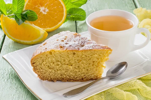 Апельсиновый пирог и чай в чашке — стоковое фото
