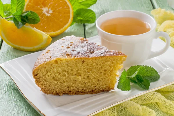 Tarta de naranja y té en una taza — Foto de Stock