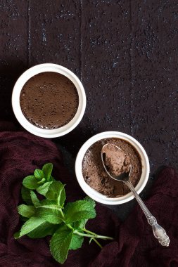 Krem ve kurutulmuş Erik ile hassas çikolata tatlı 