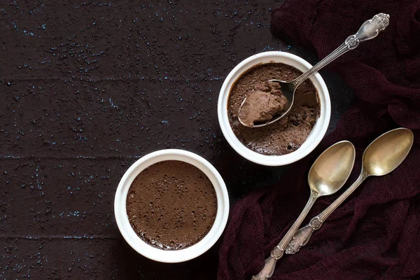 Délicieux dessert au chocolat à la crème et pruneaux secs — Photo