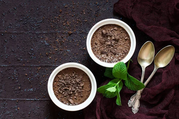 Délicieux dessert au chocolat à la crème et pruneaux secs — Photo