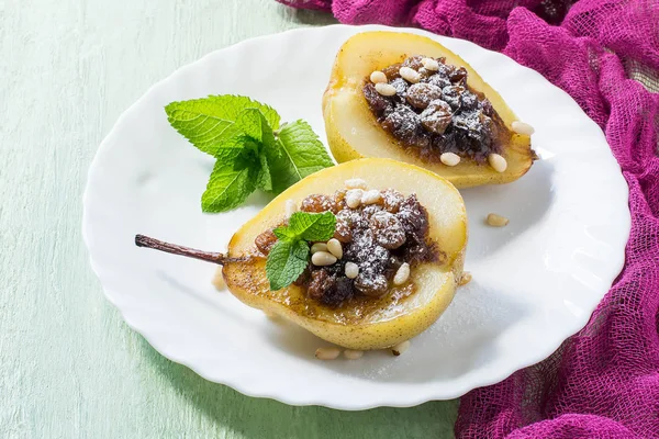 Baked pears with raisins, dates, honey, nuts, spices — Stock Photo, Image