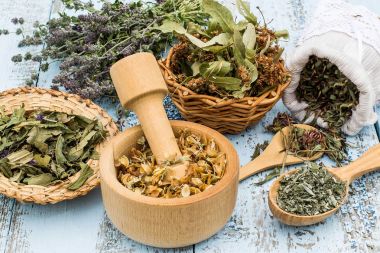 Çeşitli çayır otlar 