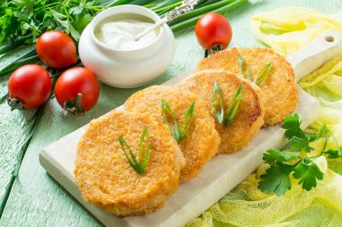 Lezzetli soğan pirzola ve taze sebze 