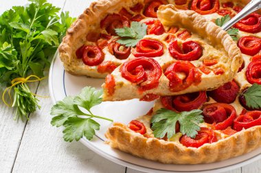 Lezzetli ev yapımı pasta tatlı biber ve peynir ile 