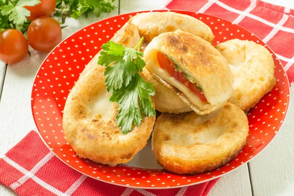 Вкусные овощные пироги с помидорами и сыром — стоковое фото