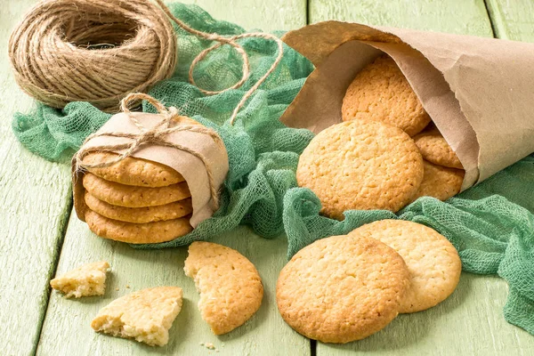 Домашнее печенье с луком, кунжутом и специями — стоковое фото