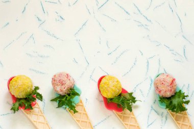 Küçük topları üzerinde kaşık hizmet veren snack 