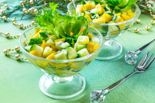Γιορτινή σαλάτα με αγγούρι και μάνγκο — Φωτογραφία Αρχείου