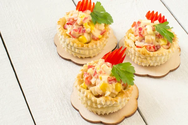 Festive appetizer vol-au-vent with chicken salad, sweet pepper, — Stock Photo, Image