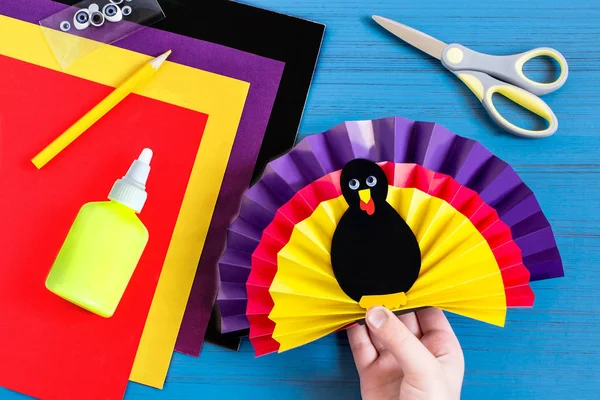 Making souvenir by Thanksgiving: turkey made of paper. Step 8 — Stock Photo, Image