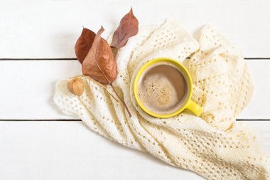 Kahve süt, örme eşarp ve kuru sonbahar yaprakları 