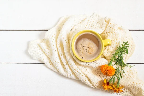 Kahve süt, örme eşarp ve çiçekler tagetes — Stok fotoğraf