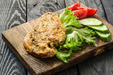 Tavuk göğsü ve dilimlenmiş taze sebze 