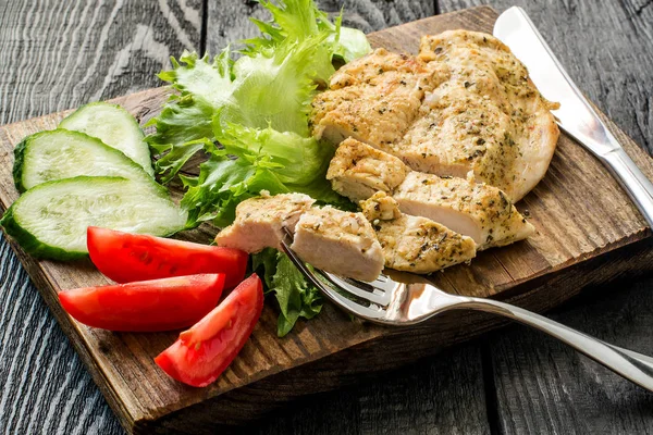 Tavuk göğsü ve dilimlenmiş taze sebze 