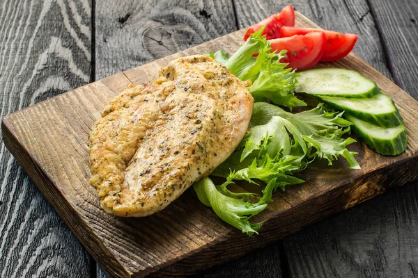 Tavuk göğsü ve dilimlenmiş taze sebze 