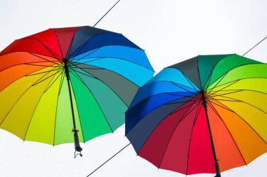 Şehrin şenlikli dekorasyonda parlak şemsiye 