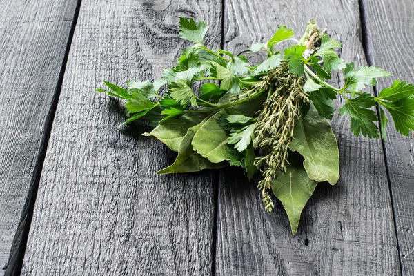 Bunch of fresh aromatic herbs - bouquet garni — Stock Photo, Image