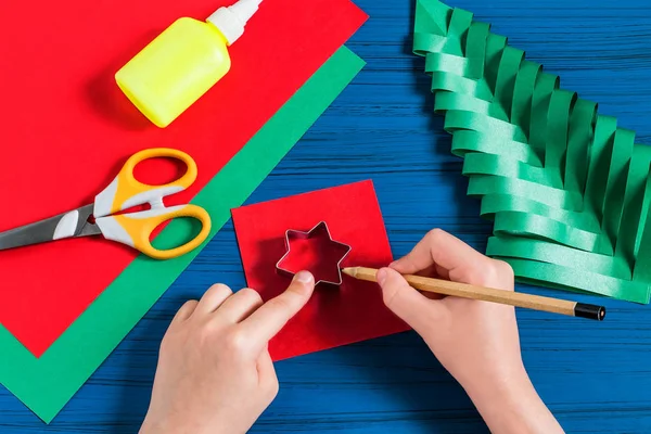 Haciendo un árbol de Navidad tridimensional con papel. Etapa 8 —  Fotos de Stock