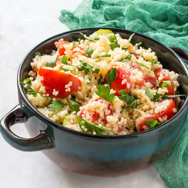 Чаша с кускусом, овощами и травами — стоковое фото