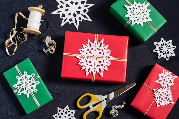 Ajándék dobozok karácsonyi dekoráció — Stock Fotó