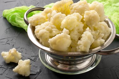 Kevgir içinde beyazlatılmış karnabahar 