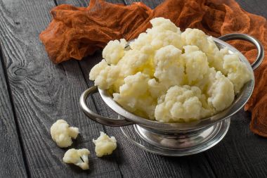 Kevgir içinde beyazlatılmış karnabahar 