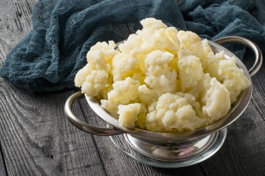 Kevgir içinde beyazlatılmış karnabahar 