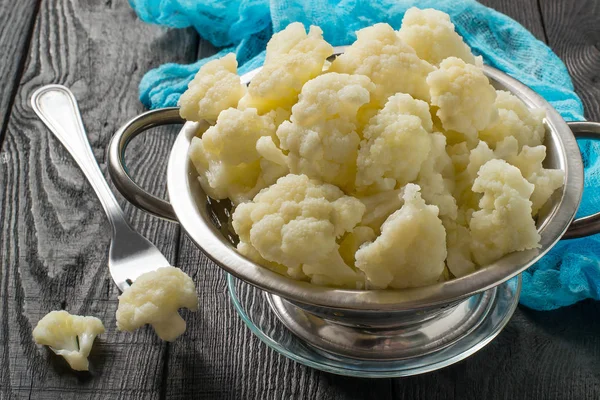 Blanched cauliflower in colander — Stock Photo, Image