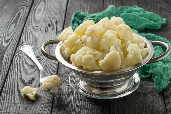 Blanched cauliflower in colander — Stock Photo, Image