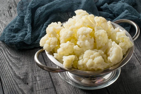 Kevgir içinde beyazlatılmış karnabahar 