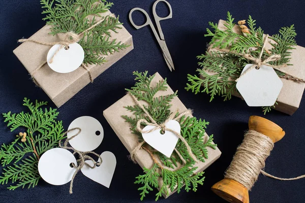 Zelfgemaakte cadeau doos decoratie voor Kerstmis — Stockfoto