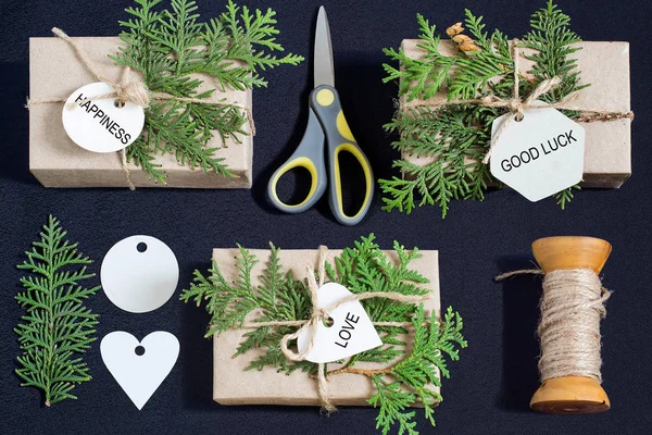 Zelfgemaakte cadeau doos decoratie voor Kerstmis — Stockfoto