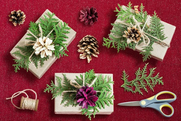 Zelfgemaakte cadeau doos decoratie voor Kerstmis — Stockfoto