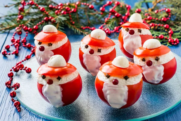 クリスマスにサンタ クロースの形のトマトの詰め物 — ストック写真