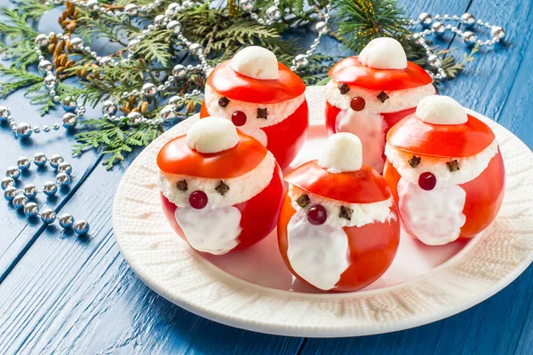 Gefüllte Tomaten in Form von Weihnachtsmann zu Weihnachten — Stockfoto