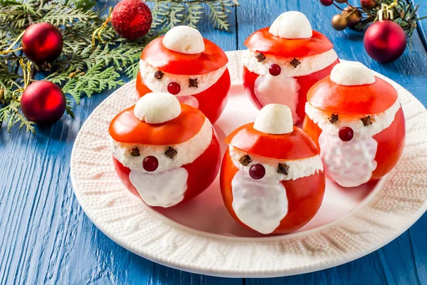 Gefüllte Tomaten in Form von Weihnachtsmann zu Weihnachten — Stockfoto