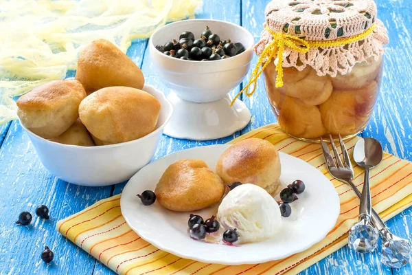 Маленький богатый бисквит баба ром, мороженое и черная смородина — стоковое фото