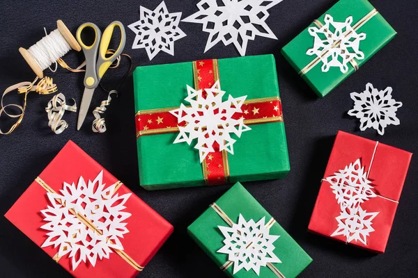 Ajándék dobozok karácsonyi dekoráció — Stock Fotó