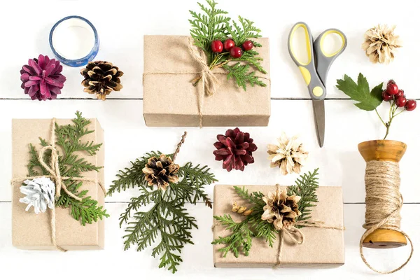 Zelfgemaakte cadeau doos decoratie voor Kerstmis — Stockfoto