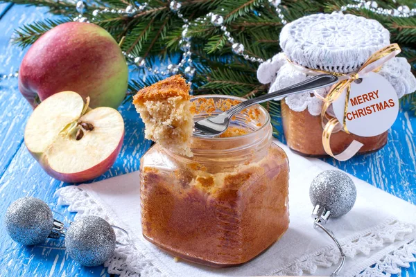 Пирог с карамельными яблоками в банках, рождественский подарок — стоковое фото
