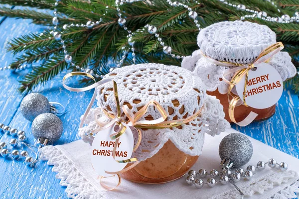 Tarta con manzanas caramelizadas en tarros, regalo de Navidad —  Fotos de Stock