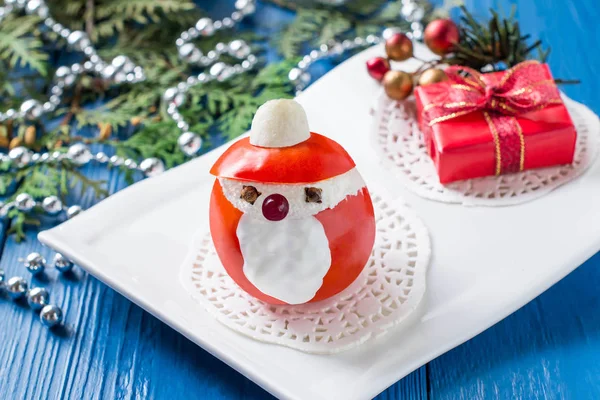 Фаршированные помидоры в виде Санта-Клауса на Рождество — стоковое фото