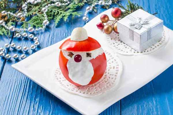 Фаршированные помидоры в виде Санта-Клауса на Рождество — стоковое фото