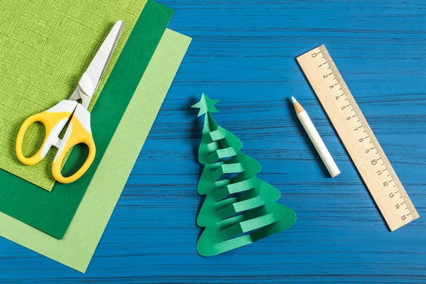 Herstellung von 3D-Weihnachtsbaum aus Papier. Schritt 6 — Stockfoto