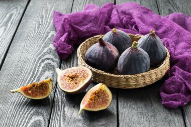 Koyu ahşap arka plan üzerinde olgunlaşmış taze incir 